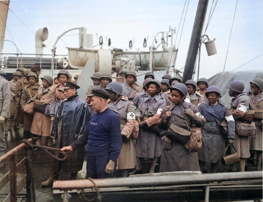 US Army Nurses arrive at Greenock, August 15, 1944 - Art goes to War